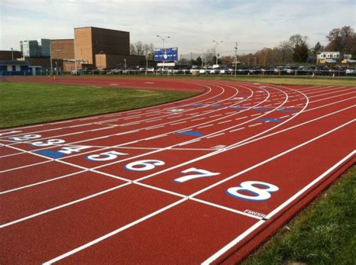 Quick Answer: How Many Laps Around Track Is A Mile