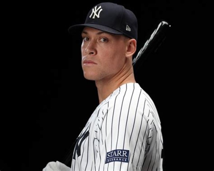 Quick Answer: What Sunglasses Do The Yankees Wear